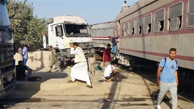 رفع آثار حادث تصادم قطار البضائع ببرج العرب في الإسكندرية