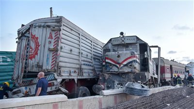 محافظة الإسكندرية: قطار برج العرب أطاح بـ5 سيارات نقل وملاكي