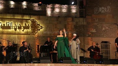 جالي رغم تعبه، تحية خاصة من نادية مصطفى لأحد أعضاء فرقتها بحفل القلعة (فيديو)