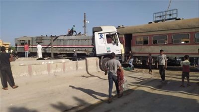 نيابة برج العرب بالإسكندرية تبدأ التحقيق في حادث تصادم قطار البضائع و5 سيارات
