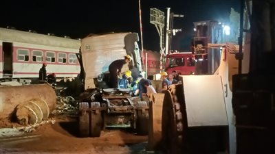 أطاح بـ 5 سيارات، شاهد لحظة رفع آثار حادث قطار برج العرب في الإسكندرية 