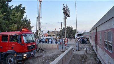 التفاصيل الكاملة لتصادم قطار برج العرب بـ 5 سيارات.. 3 ساعات متواصلة لرفع الآثار الناتجة عن الحادث.. سقوط ضحايا ومصابين.. ومفاجأة من السكك الحديدية