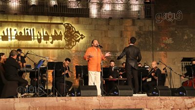 بـ تتر المال والبنون، علي الحجار يبدأ حفل القلعة ويوجه رسالة للجمهور (فيديو)