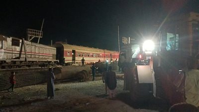 بالأوناش والمعدات الثقيلة، رفع جرار قطار برج العرب في الإسكندرية (صور)