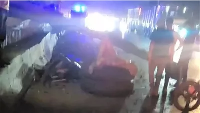 الصور الأولى لحادث انقلاب تريلا محملة بالكونترات على دائري المعادي