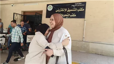 أحضان وأمنيات، أكبر طالبة ثانوية عامة تنافس ابنتها في كتابة الرغبات بتنسيق الجامعات (فيديو وصور)