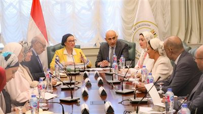 دمج المفاهيم البيئية في المناهج التعليمية.. تنفيذ مسابقة لاختيار أفضل مدرسة فى جمع وفرز المخلفات على مدار العام.. ومواصلة تشجير المدارس