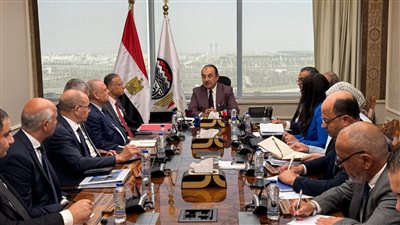وزير قطاع الأعمال يعقد اجتماعا بالأعضاء المنتدبين للشركات القابضة التابعة للوزارة