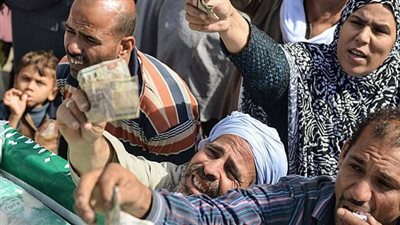 الأيام الجاية صعبة، خبير اقتصادي يحذر المصريين: احترس في التعاملات المالية