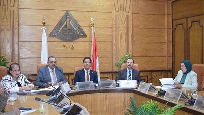 رئيس جامعة بنها يترأس اجتماع اللجنة العليا للإشراف على النشر الإلكتروني للكتاب الجامعى