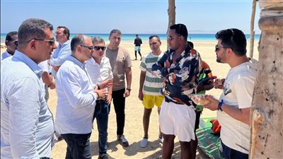 رئيس جهاز شئون البيئة يسلم تصاريح ممارسة النشاط بمحمية وادي الجمال (صور)