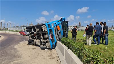 انقلاب سيارة نقل قرب كوبري البترول بالإسكندرية، وإصابة السائق 