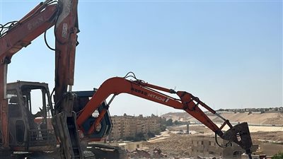 حملة لإزالة الأدوار المخالفة بالمقطم