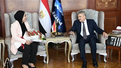 أسامة ربيع يكرم البطلة الأولمبية سارة سمير (صور)