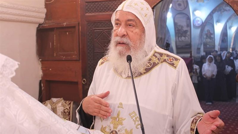 محافظ قنا يزور الأنبا