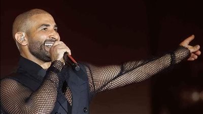 أحمد سعد عن أزمة القميص الشبك: عمرو دياب لبس حلق ومحدش هاجمه (فيديو)