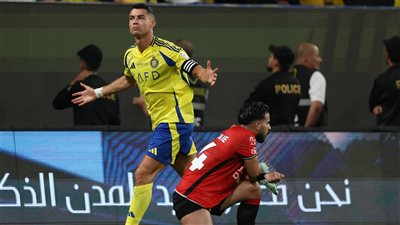 تصرف غريب وإشارة مثيرة من رونالدو للجمهور بعد مباراة النصر والرائد (فيديو)