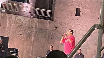 إيهاب توفيق يفتتح حفله في مهرجان القلعة بأغنية 