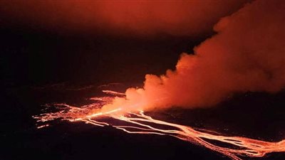 للمرة السادسة في أقل من عام، بركان آيسلندا يثور ويقذف حمما في السماء (فيديو)