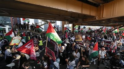 مسيرة حاشدة في شيكاغو لنصرة لغزة في آخر أيام مؤتمر الحزب الديمقراطي (فيديو)