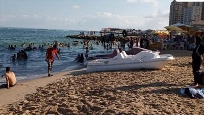 إقبال متوسط على شواطئ الإسكندرية ورفع الرايات الخضراء والصفراء 