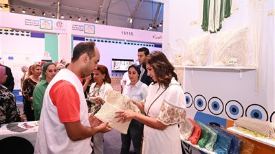 رئيسة التحالف الوطني للعمل الأهلي تزور معرض تنمية الأسرة بمهرجان العلمين