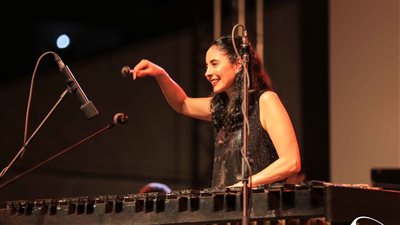 نسمة عبد العزيز تتألق على خشبة مسرح مكتبة الإسكندرية 