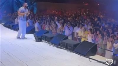 تامر حسني يشعل حفله في رأس الحكمة بـ