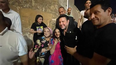 قبل بدء فقرته، جمهور مهرجان القلعة يستقبل هاني شاكر بالورود (فيديو وصور)