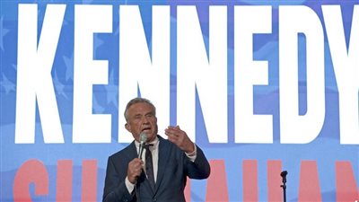 أول تصريحات لحملتي ترامب وهاريس بعد تعليق كينيدي حملته الانتخابية