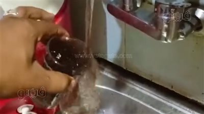 مواسير حديد مصدية، مواطن يستغيث من تغير لون مياه الشرب بمنزله بالأقصر والشركة ترد (صور)
