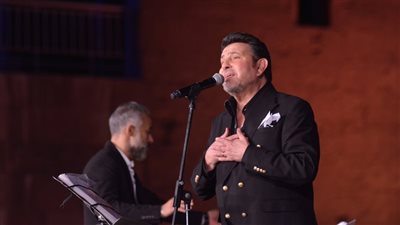 أمير الغناء العربي يتألق بأغاني العندليب في محكي القلعة (فيديو وصور) 