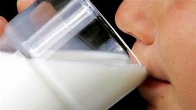 بعد الترويج له، خبراء يحذرون البالغين من شرب حليب الأم