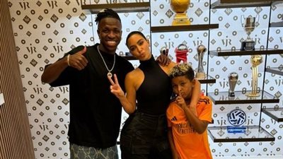 كيم كارديشيان تثير الجدل بزيارة فينيسيوس جونيور في منزله (صور)