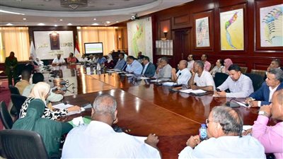 محافظ الأقصر يناقش آخر مستجدات ملفي التصالح وتقنين أراضي الدولة