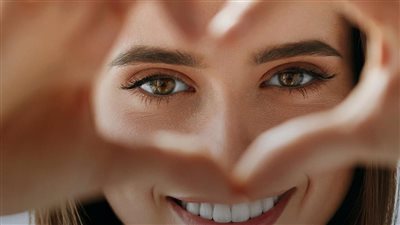 أفضل ماسكات طبيعية للعناية بالمنطقة المحيطة بالعين