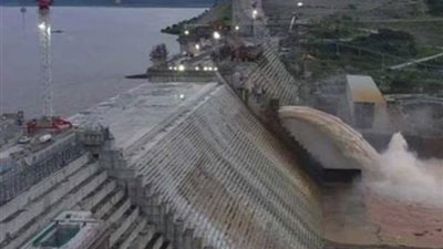 الماء يضغط على سد النهضة، خبير موارد مائية يبشر المصريين: إثيوبيا ستضطر لفتح بوابات المفيض 