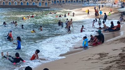 إقبال ضعيف على شواطئ الإسكندرية ورفع الرايات الخضراء والصفراء 