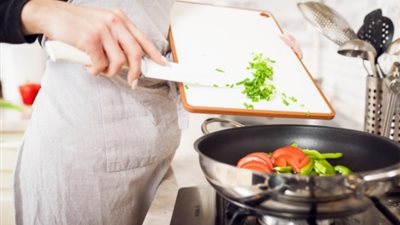 فقه المرأة، هل يجوز تذوق المرأة للطعام أثناء فترة الصيام؟ الإفتاء تجيب 