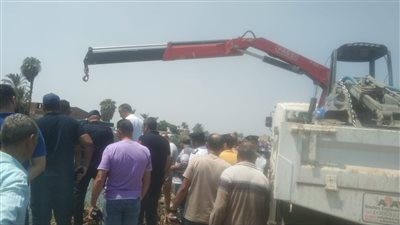 لحظة انتشال ركاب ميكروباص سقط بترعة المريوطية في الجيزة (فيديو وصور)