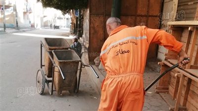 حملات مكثفة لإزالة المخلفات الصلبة ورفع كفاءة الإنارة بشوارع وقرى المنيا (صور)