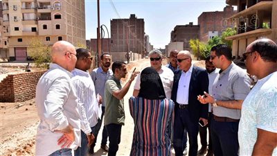 محافظ الأقصر يستجيب لطلب مواطن بتركيب الإنترلوك أثناء جولته (صور)