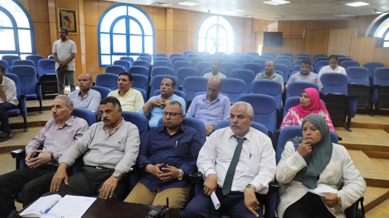محافظ المنيا يبحث