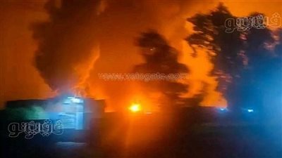 حريق هائل في مصنع بالعاشر من رمضان والدفع بسيارات الإطفاء (فيديو)