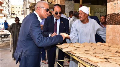محافظ الأقصر يتابع المخابز البلدية ويستمع لآراء المواطنين (صور)