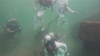 17 غطاسا يشاركون في تنظيف قاع البحر بالمنطقة الأثرية الغارقة بالإسكندرية 