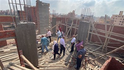 إزالة أدوار مخالفة بعقار في المنصورة 