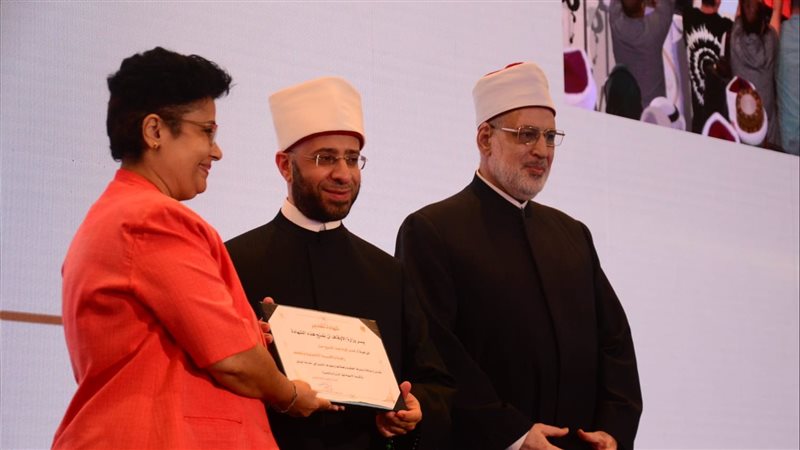 وزير الأوقاف يكرم