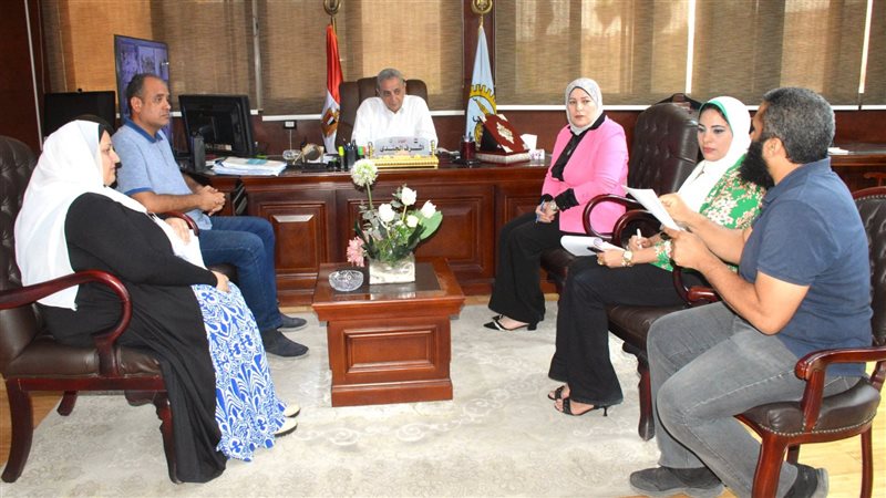 محافظ الغربية يناقش