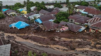 مصرع 13 شخصا إثر فيضانات مفاجئة في إندونيسيا (فيديو)